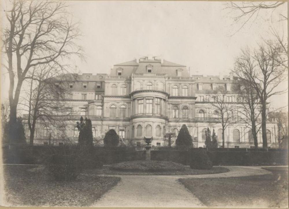 Новый дворец в Дармштадте  (построен в 1864-1865 годах), парковый фасад, фото 1890-х годов.