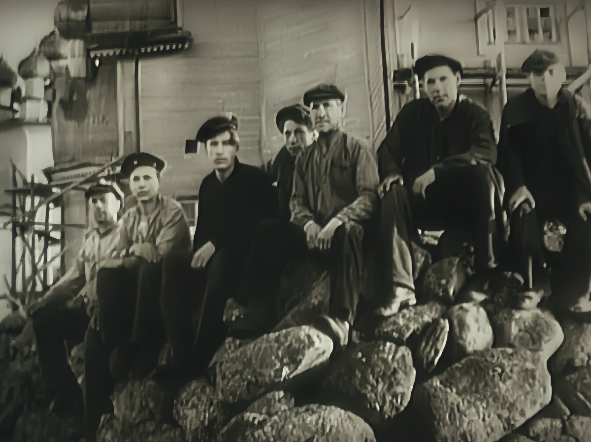 Михаил Кузьмич Мышев со своей командой. Фото обработано нейросетями с кинохроники.