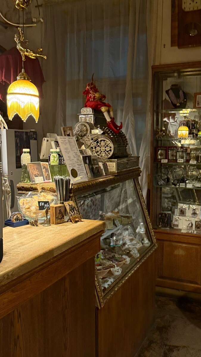 Продаются магнитики, пироженое, сладости, открытки и буклеты