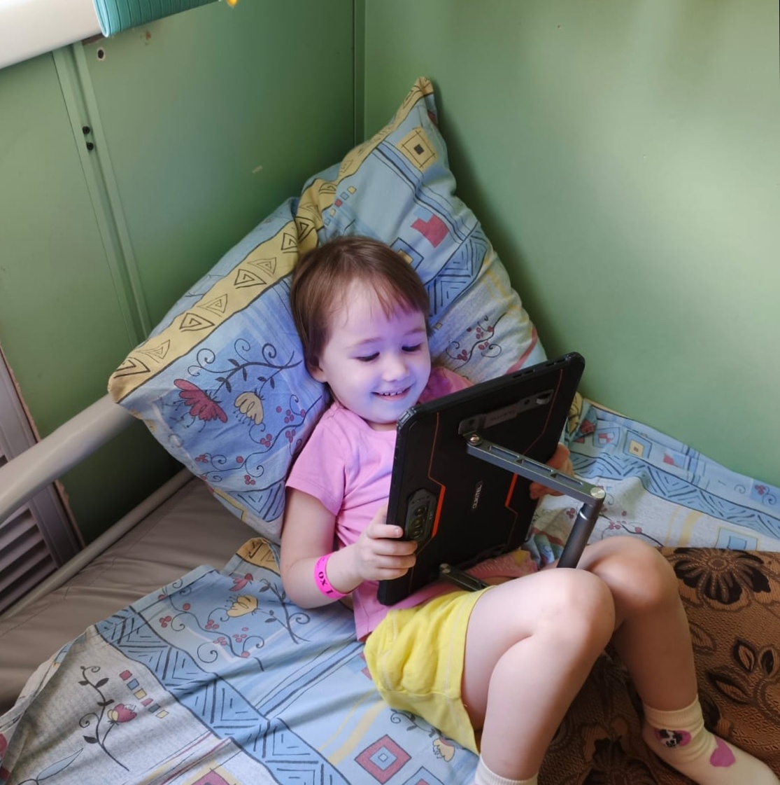 Кирюша у нас по жизни оптимист, так что она даже в больнице не унывает. 