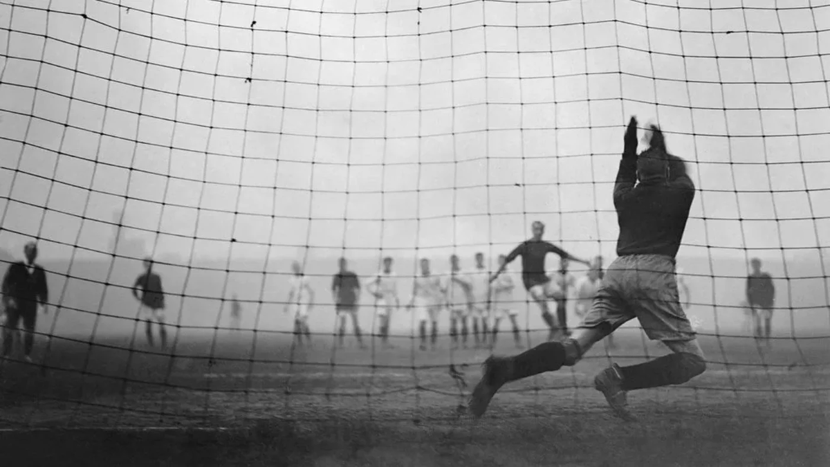 Элиша Скотт, участвовавший в матче «Манчестер Юнайтед» — «Ливерпуль» на Страстную пятницу в 1915 году, отражает пенальти (Фото Topical Press Agency / Getty Images)