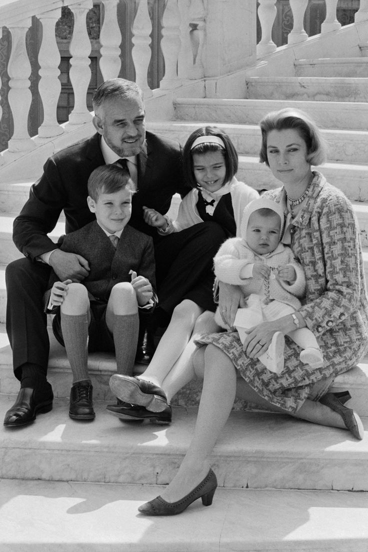 Ренье III Гримальди и Грейс Келли вместе с детьми. 1966 год.