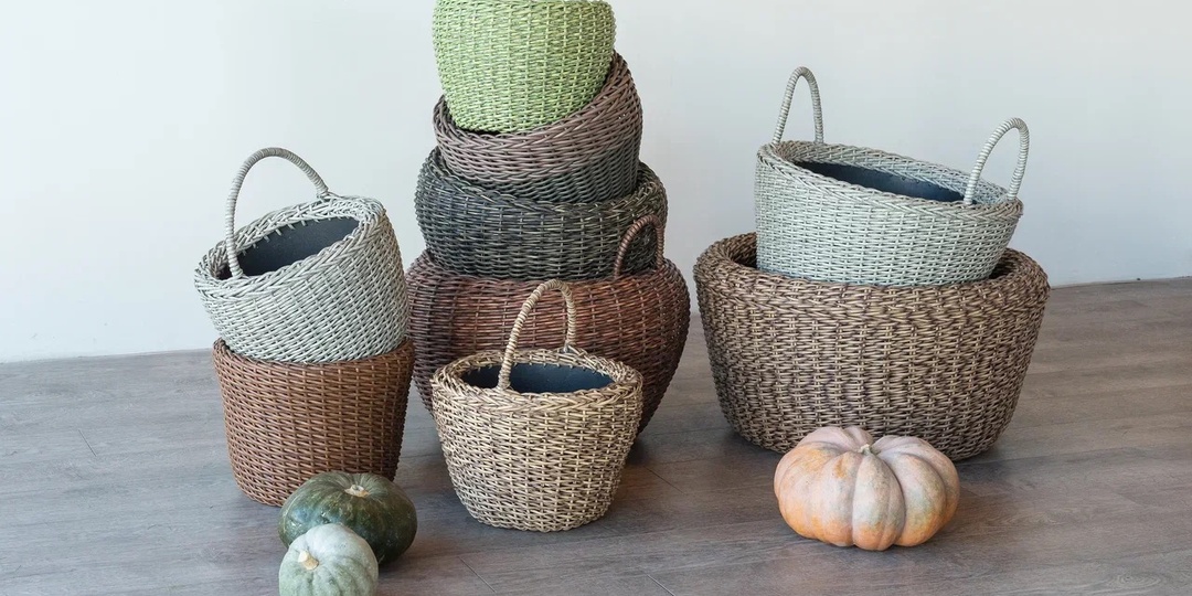 Кашпо из искусственного ротанга в интерьере и в экстерьер