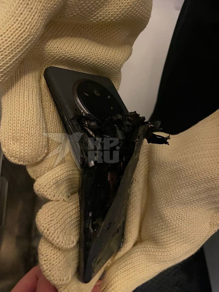 Вот так выглядел сгоревший телефон Фото: «Уральские авиалинии»

