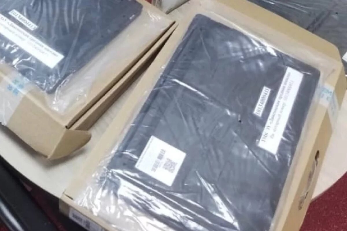    Бизнесмены поставляли в красноярские школы поддельные ноутбуки