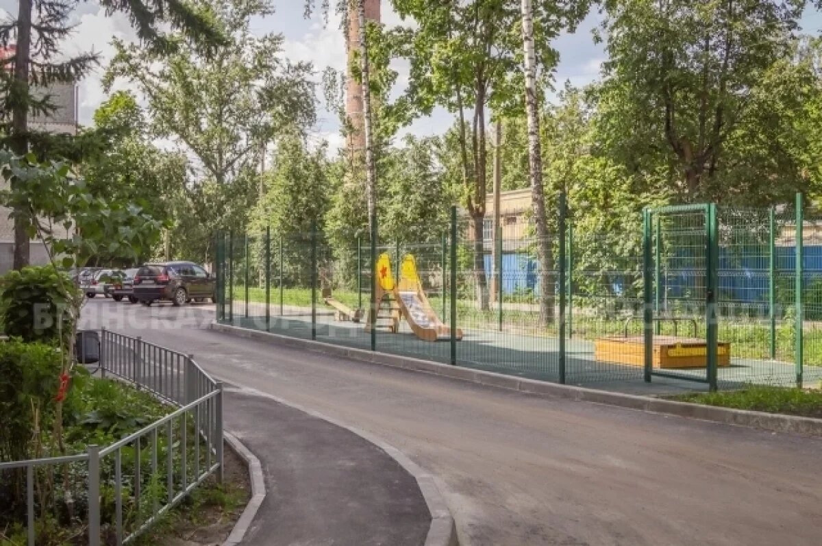    Первый из семи запланированных дворов благоустроили в Брянске
