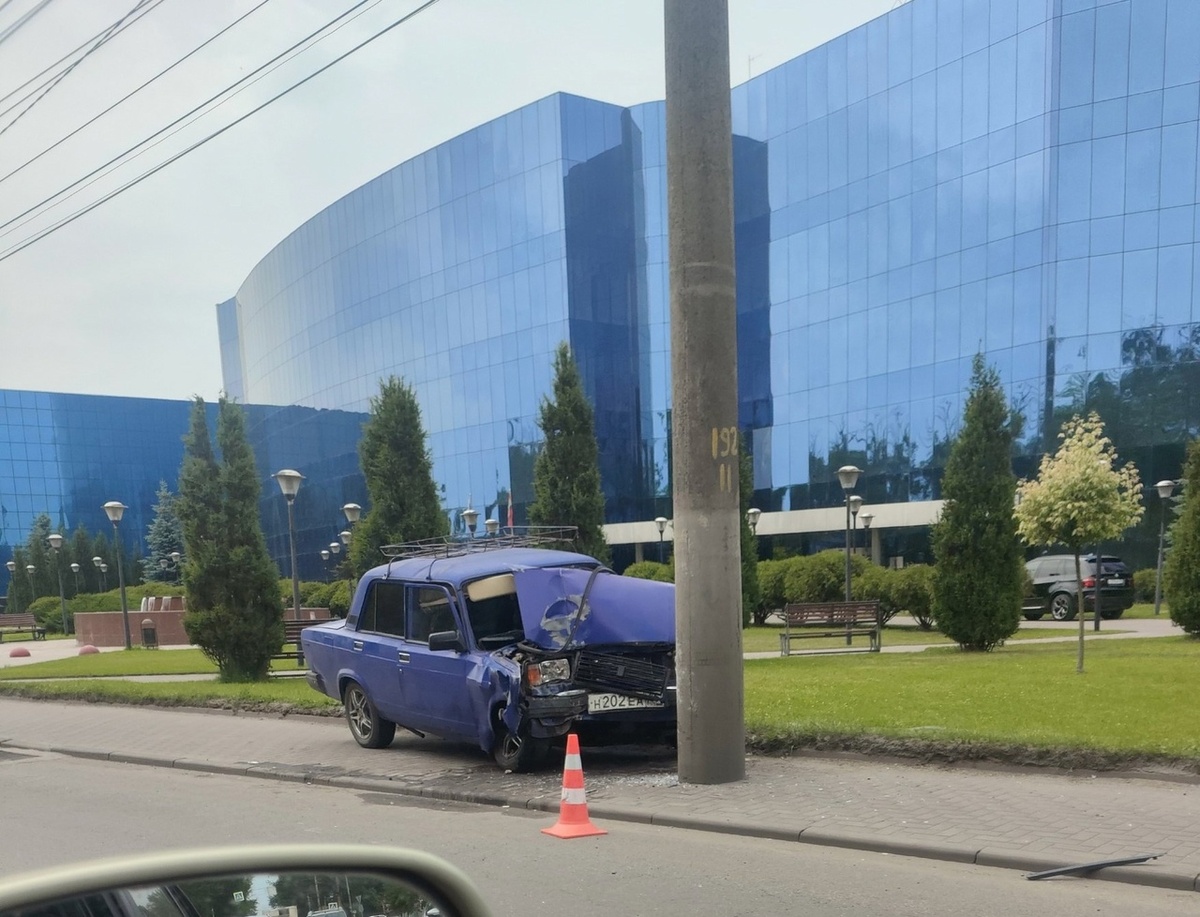    В Курске машина врезалась в опору ЛЭП