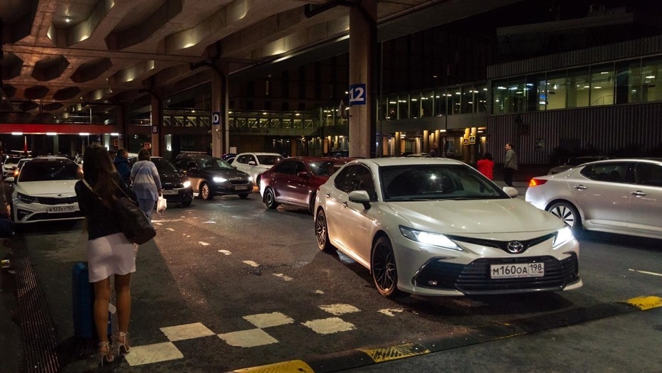    Пассажиры с багажом на площадке такси в аэропорту Пулково Автор фото: Тихонов Михаил