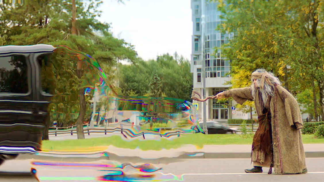 Баба Яга пытается понять, как выжить в большом городе