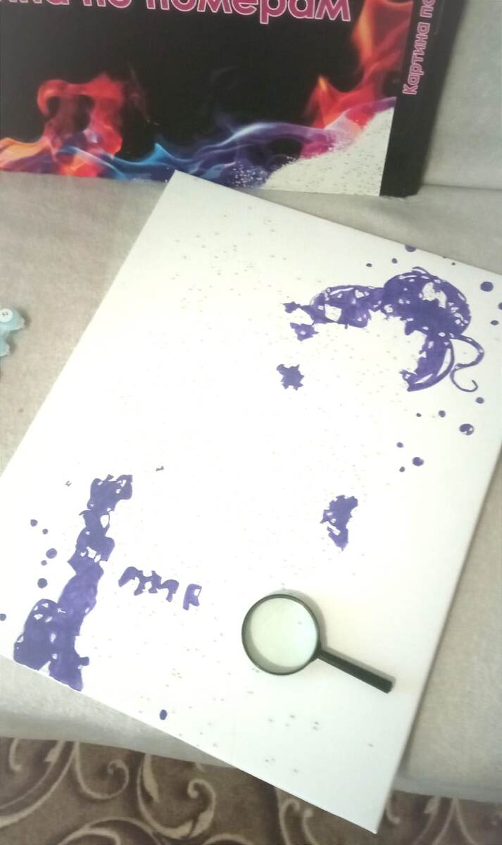 Без лупы я бы не справилась..она мой помощник в этом деле.Но глаза очень сильно устают.Поэтому днём рисовала на балконе,всё хорошо было видно.