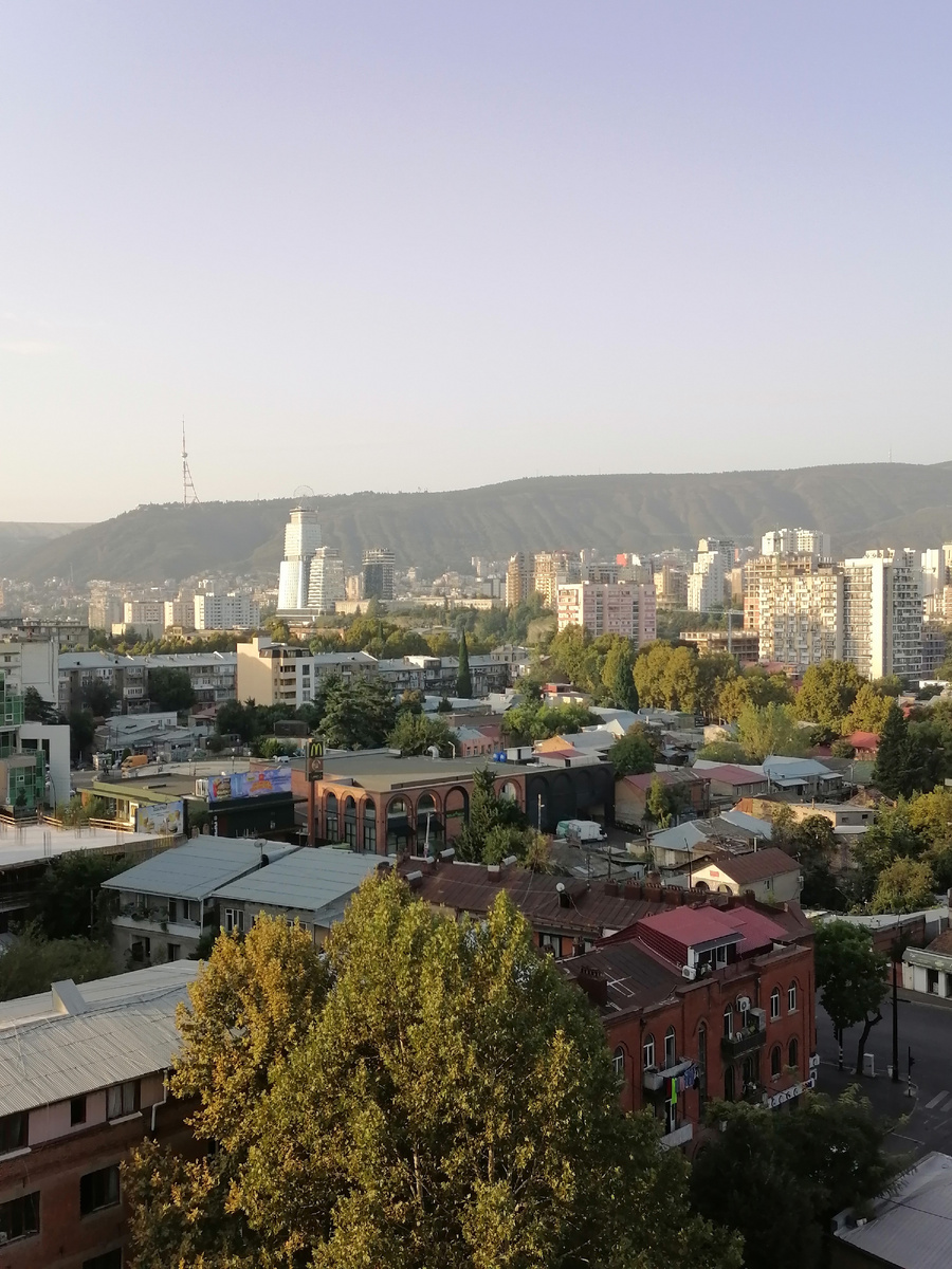 Доброе утро, Тбилиси. Вид с нашего балкона.