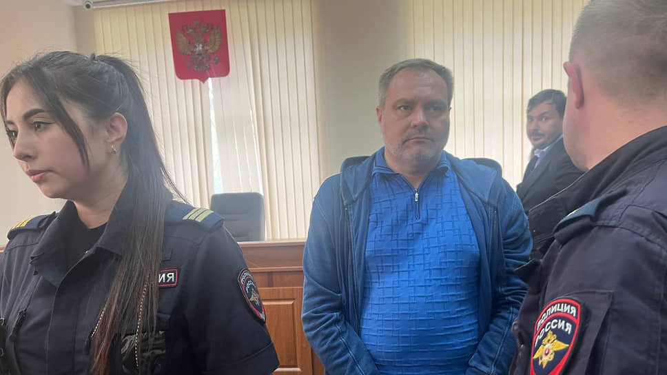 Вадим Пильников (в центре) после вынесения приговора.📷Фото: Мария Шараева / Коммерсантъ