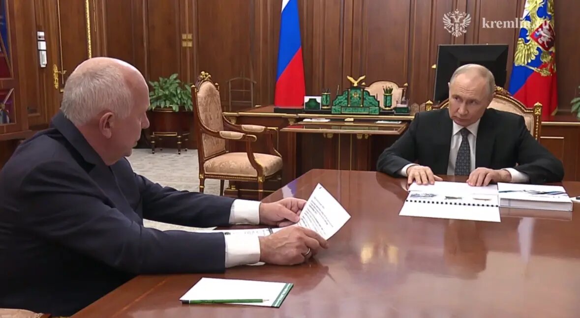    Сергей Чемезов и Владимир Путин. Фото: скриншот видео Кремля