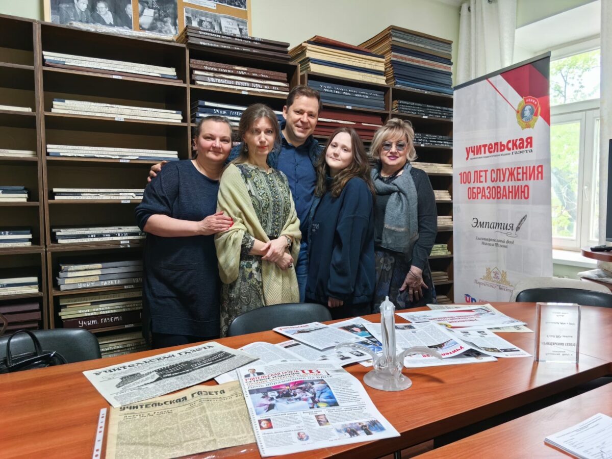    Часть редакторского состава «Учительской газеты». Слева направо: Тамара Астапенкова, Лилия Суворова, Никита Чудин, Светлана Лобова, Ирина ДИмова