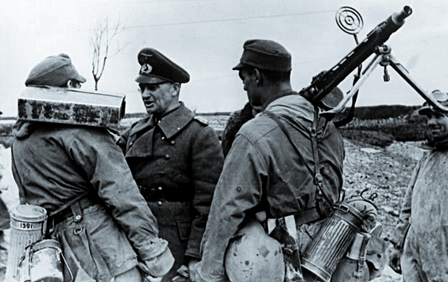 Командующий 9-й армией, фельдмаршал Вальтер Модель инспектирует позиции своих солдат.