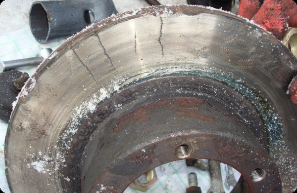 Пример последствий экстремального перегрева: на сильно изношенном тормозном диске появились радиальные трещины. Часто такие дефекты ошибочно принимают за «поведенный» диск.