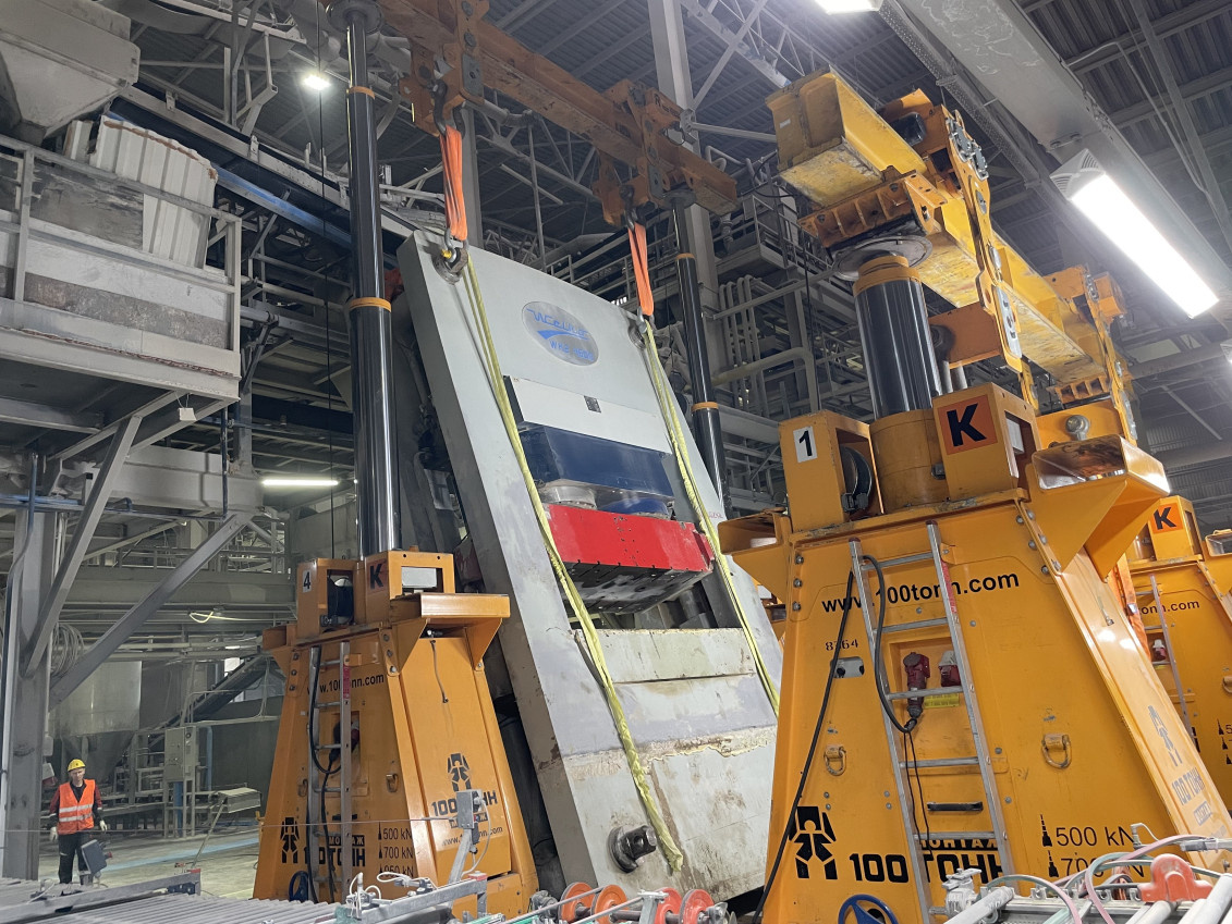 Кантование керамического пресса с применением портальной системы GP 380