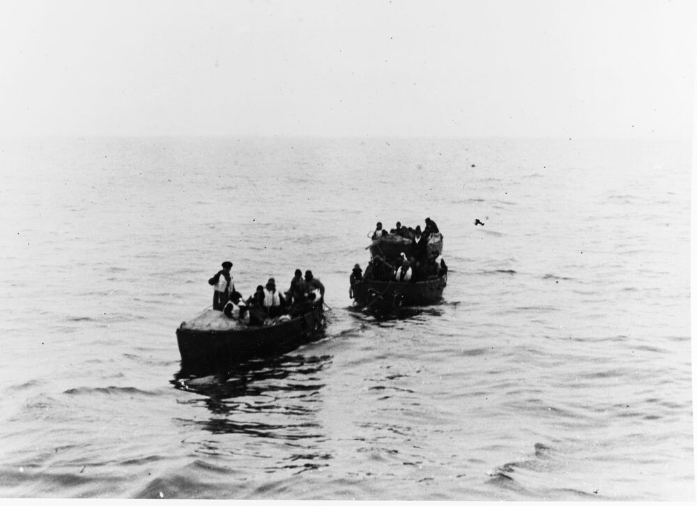Шлюпки с выжившими с «Карлтона» в Баренцевом море, снимок с немецкой субмарины
