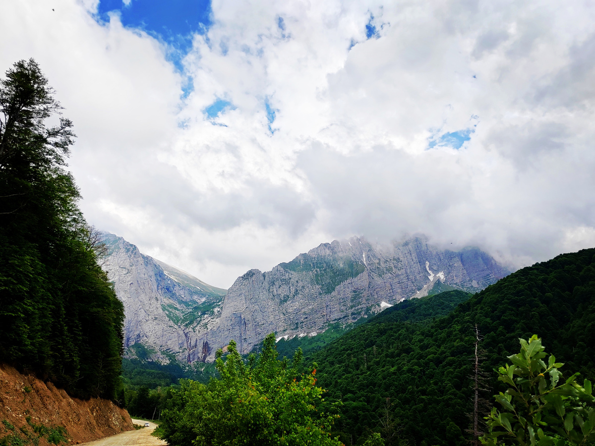Вид с дороги на скальный гребень горы Фишт