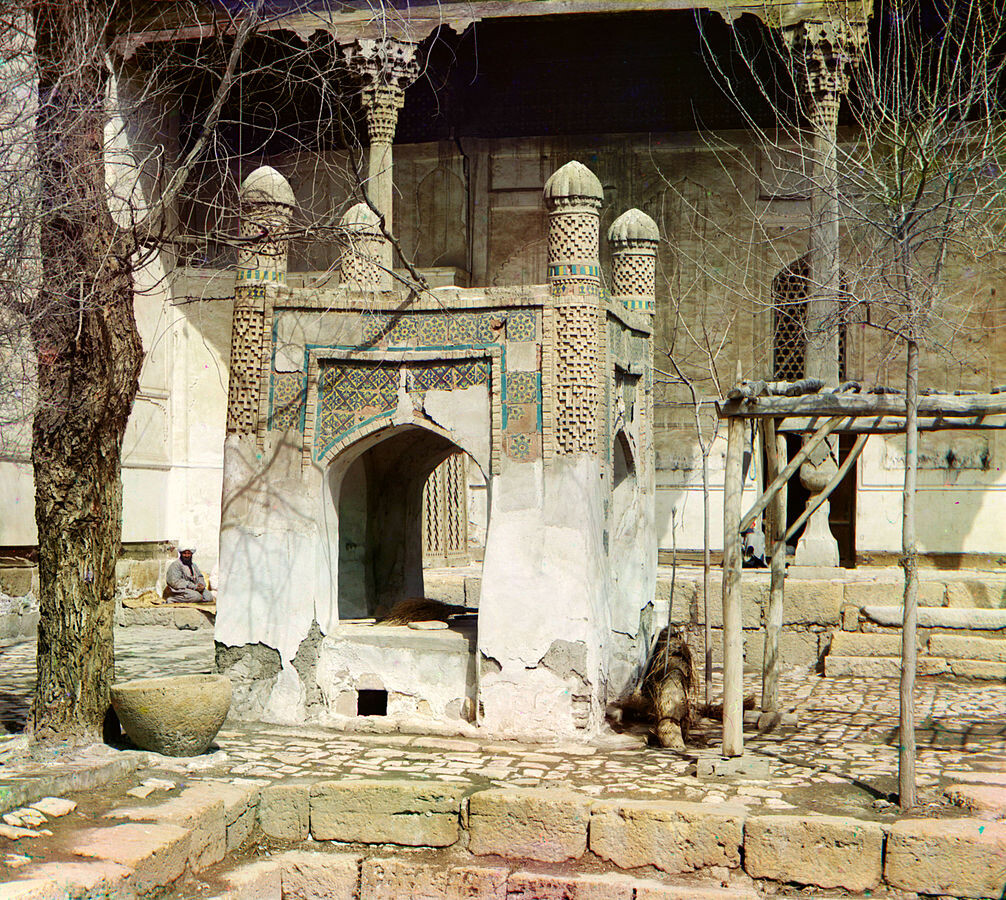 С. М. Прокудин-Горский. Священный колодезь внутри двора в Богоэддине, между 1905 - 1915. Фото оригинала: Библиотека гонгресса США 