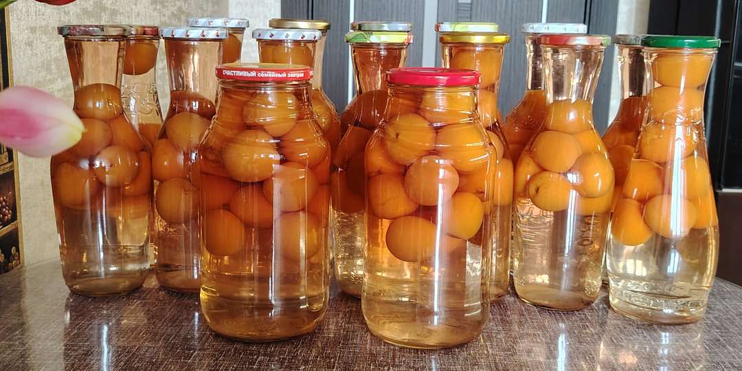 Компот из абрикосов с косточками на зиму