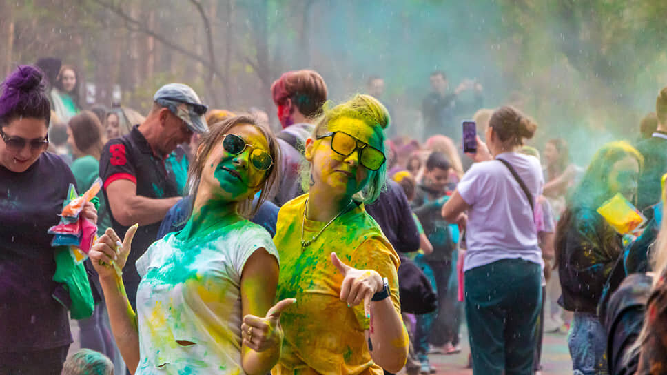 Для подобных фестивалей обычно используются сухие цветные порошки, которые часто называют красками холи .📷Фото: Егор Снетков / Коммерсантъ