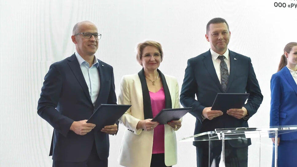 Подписание соглашения между правительство Удмуртии, АО «ТВЭЛ» и ООО «Русатом Металлтех» на ПМЭФ-2023.📷Фото: Пресс-служба главы и правительства Удмуртии