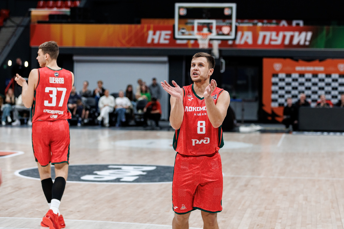 Артем Чеваренков в игре за «СШОР-Локо»