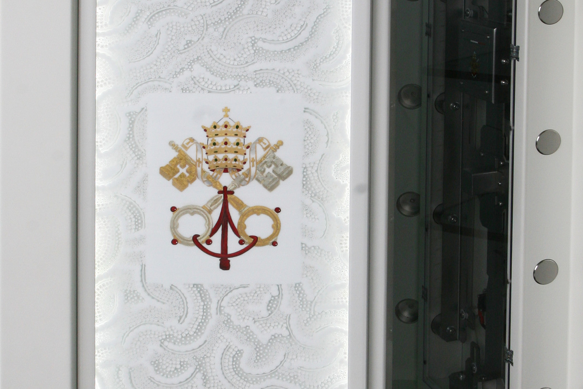 Панели из белоснежного муранского стекла с подсветкой и папским гербом