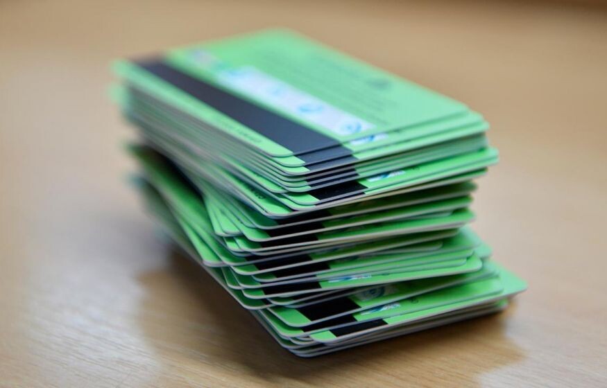    Сроки за покупку чужой карты, предоставление своей, счета детям с согласия родителей, штрафы иноагентам: новые законы