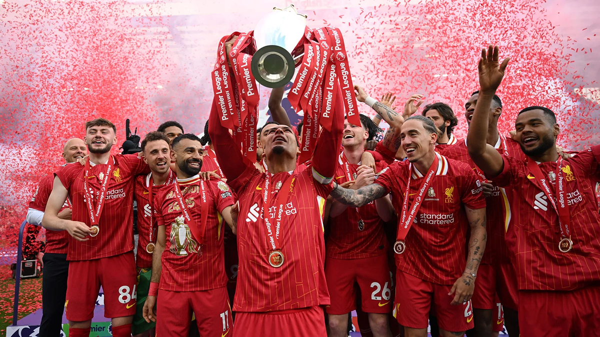 Команда «Ливерпуля» поднимает трофей Премьер-лиги (Фото Michael Regan / Getty Images For The Premier League)