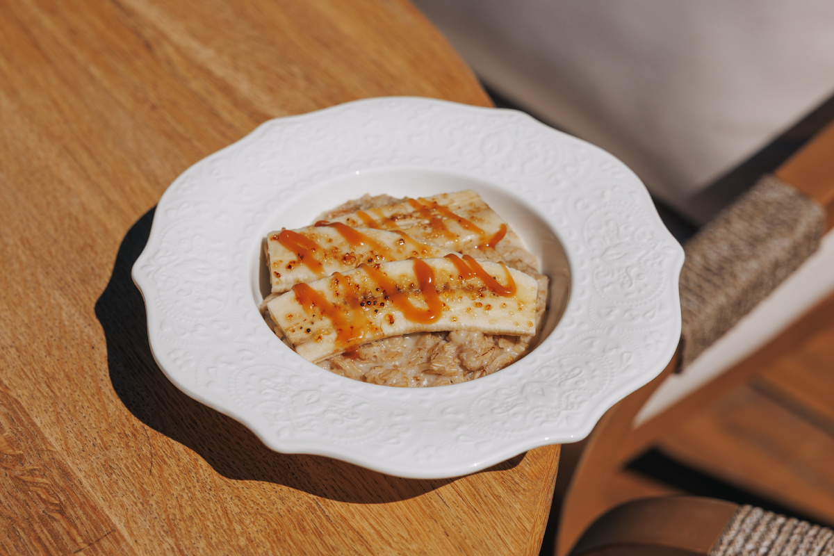 Овсяная каша с бананом и кармельным соусом в ресторане «Бирукка»
