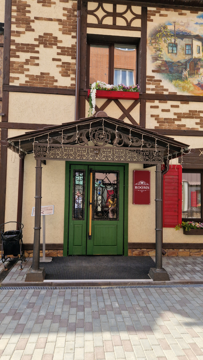 Вход в гостиницу с номерами.