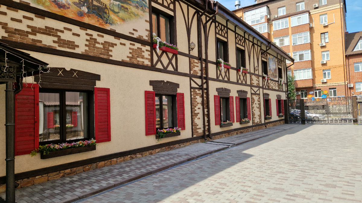 Вид гостиницы со двора.