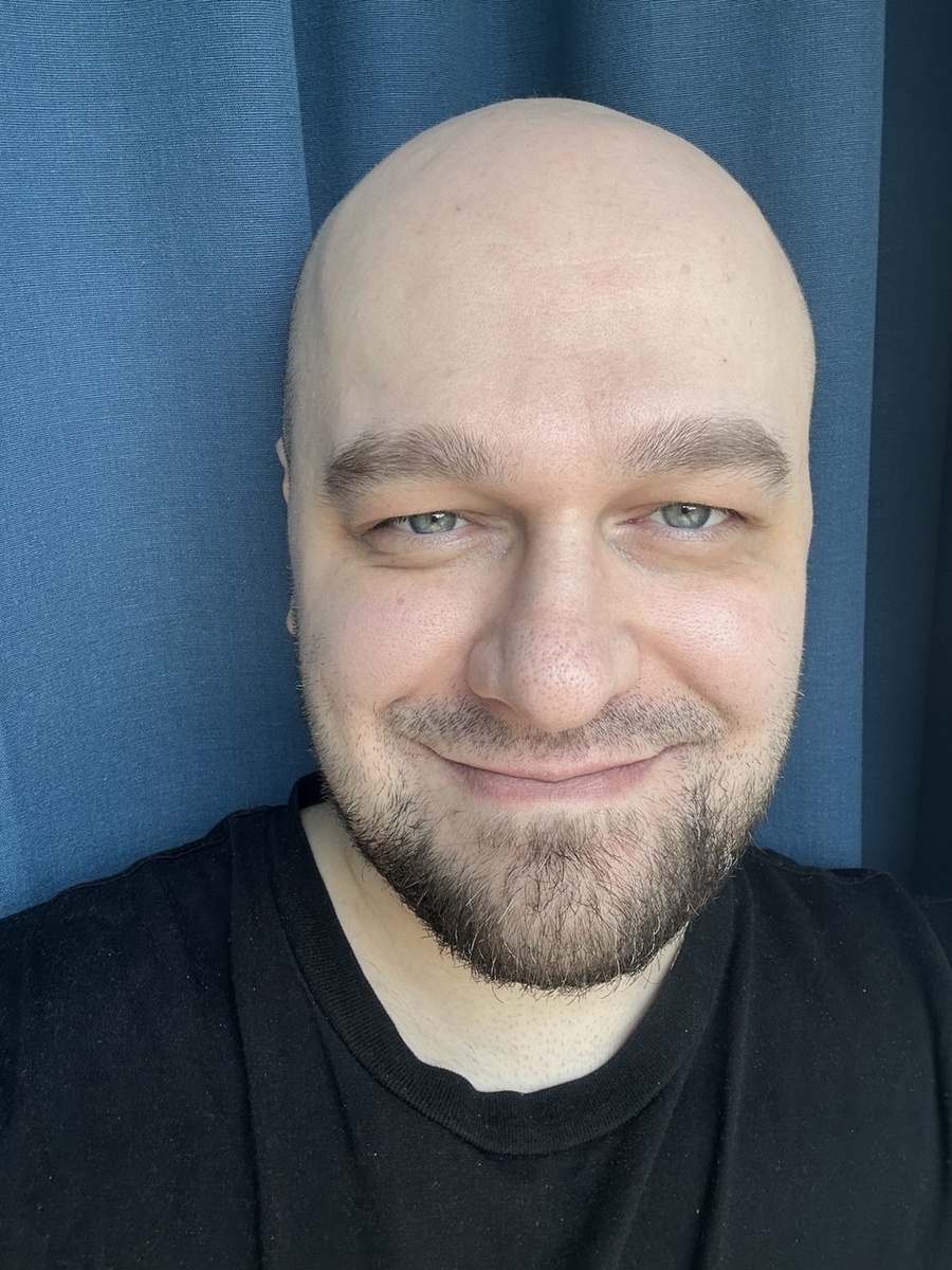 "В белом плаще с кровавым подбоем, шаркающей кавалерийской походкой..."(с)