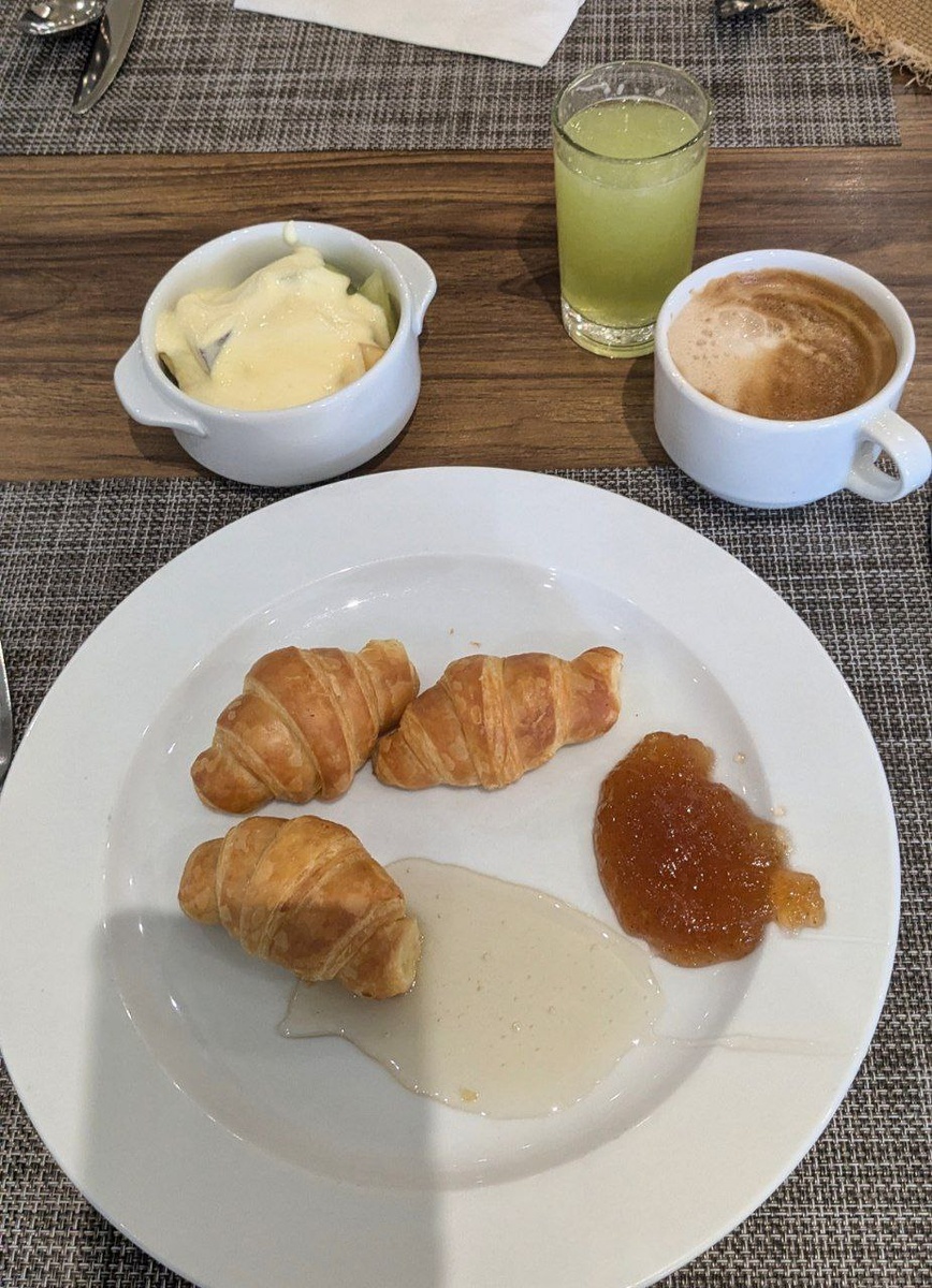 Мой типичный завтрак на отдыхе: круассаны, йогурт с фруктами, кофе. Здесь каждый день брала фреш из дыни.