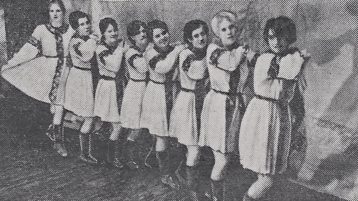 "Русская пляска" в исполнении группы девушек-работниц Талдомской обувной фабрики № 1