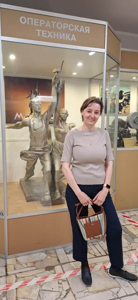 На фоне символа студии