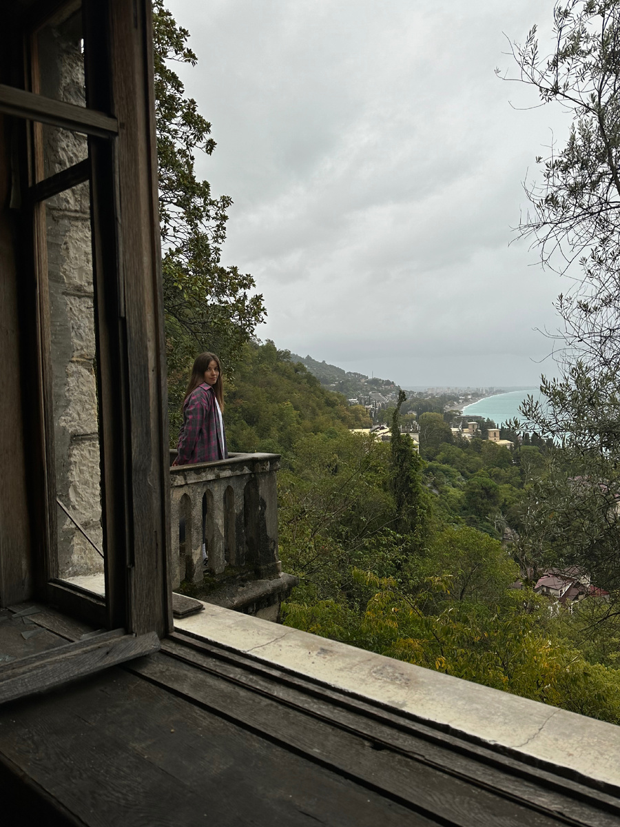 Множество балконов, но именно с этого вид потрясающий