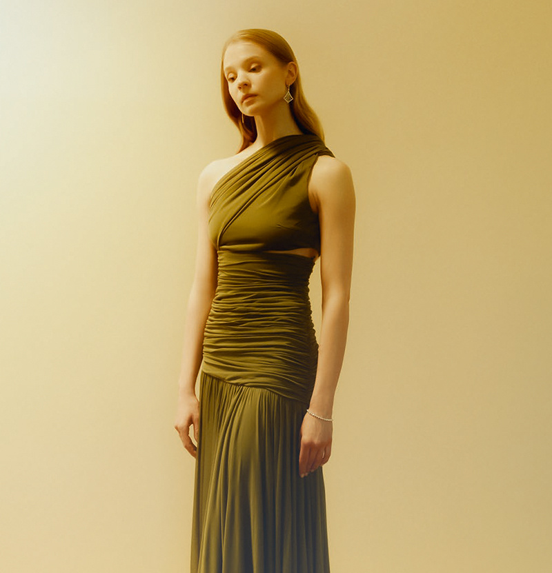 В серьгах Miss Russia и браслете Classic, все Mercury