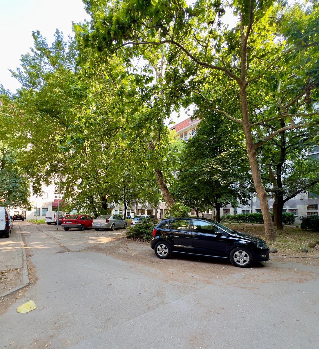 Вечером очень трудно найти место для парковки