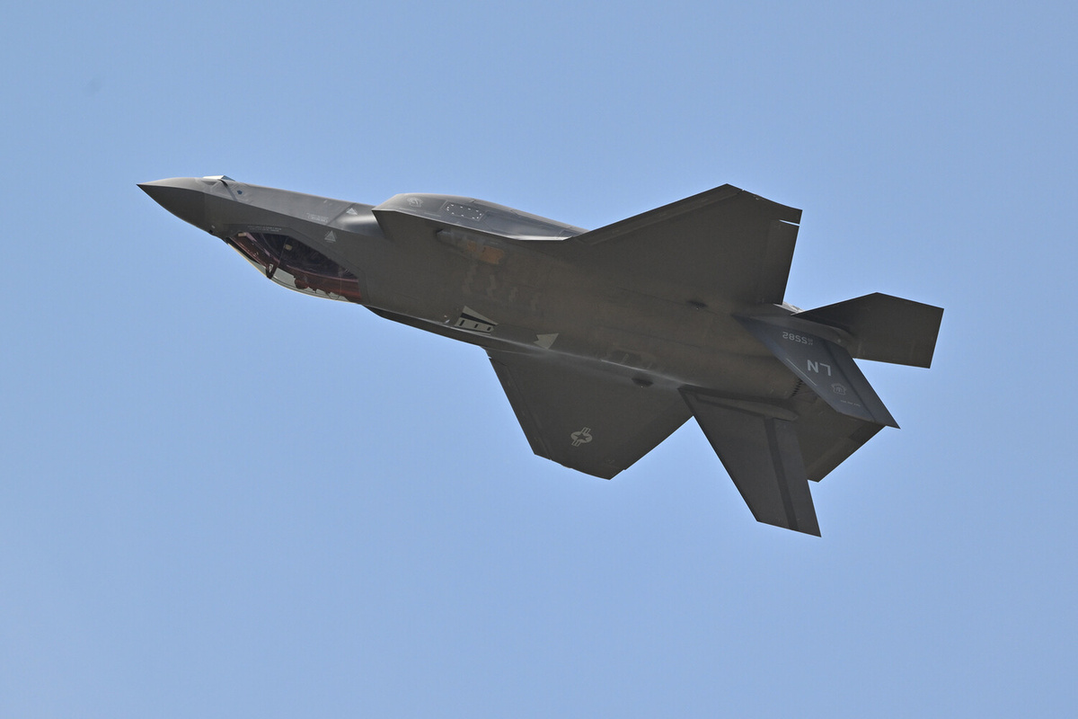 Истребитель Lockheed Martin F-35 Lightning II во время показательного полета на 55-м Международном Парижском авиасалоне в Ле Бурже ©Anadolu/Getty Images  📷
