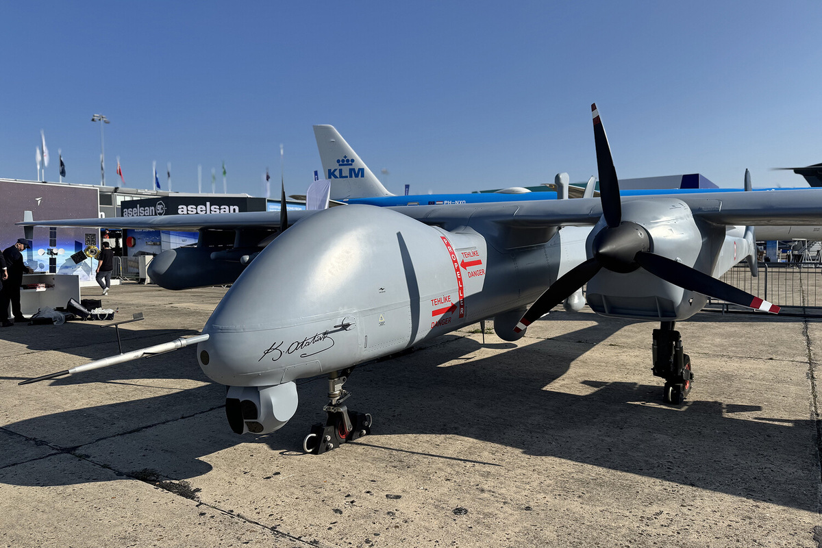 Турецкий беспилотный летательный аппарат Aksungur на 55-м Международном Парижском авиасалоне в Ле Бурже ©Anadolu/Getty Images  📷