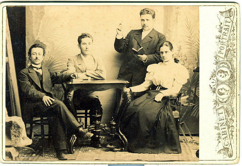 Максимилиан Волошин стоит справа