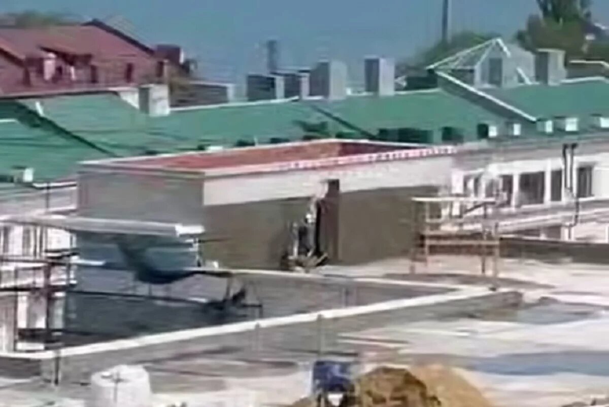    Рабочие после предписания Дагнаследия продолжают строить стены на гостинице