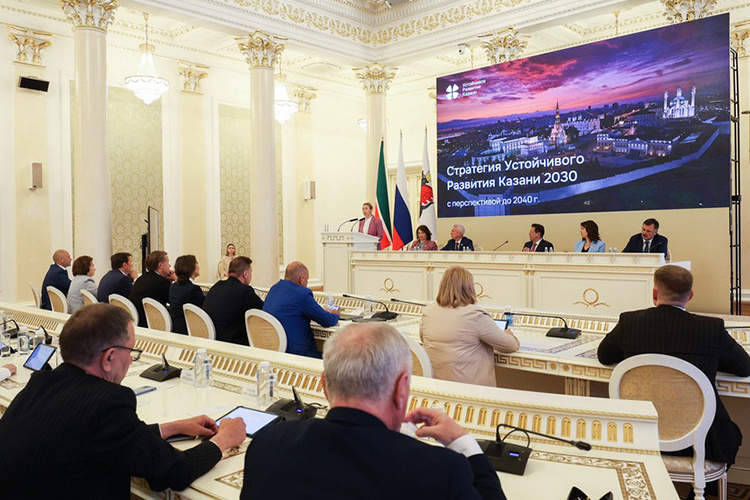    Сегодня депутаты Казгордумы приняли Стратегию устойчивого развития Казани до 2030 года. Документ на 280 страницах разработали по поручению мэра столицы РТ. Это первый подобный документ, принятый российским городом.   
Фото: Андрей Титов