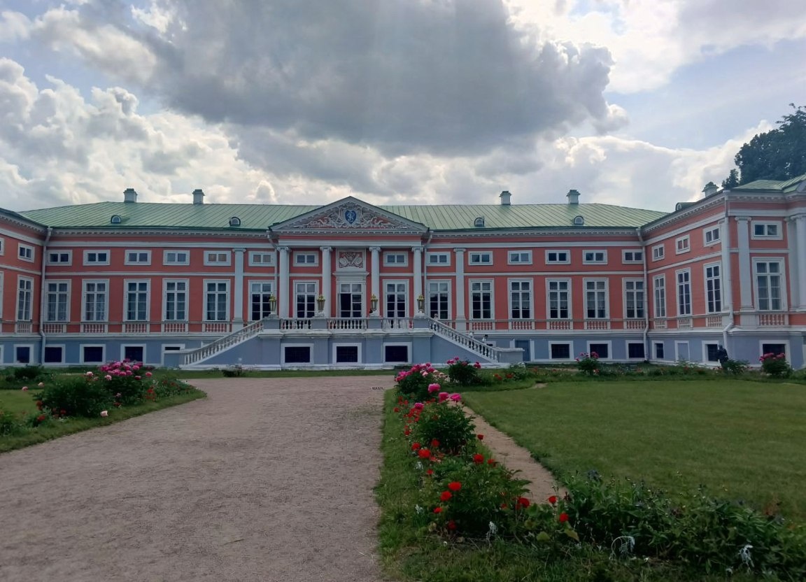 Вид на Летний дворец из парка. Фото автора. Июнь 2025 г.