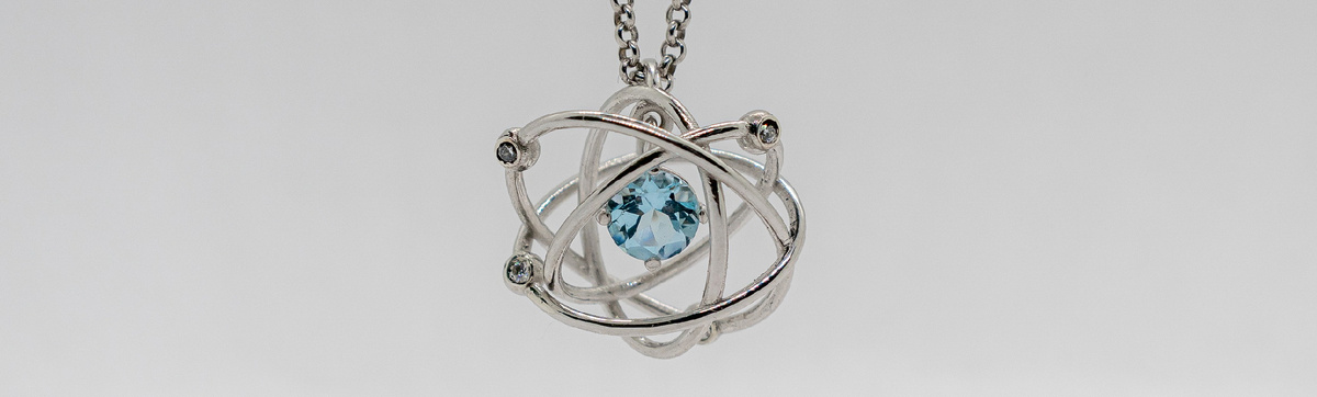 Серебряный кулон с топазом и бриллиантами «Атом»