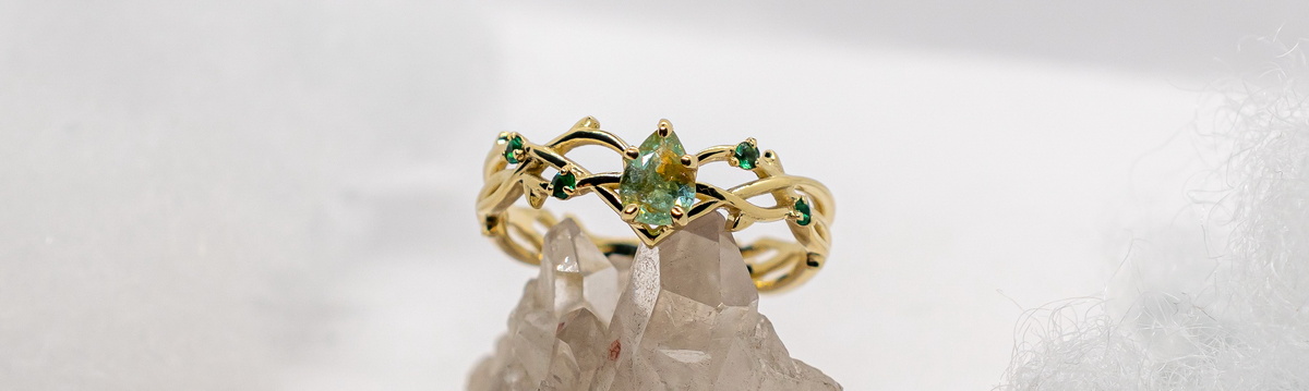Золотое кольцо с турмалином Параиба и изумрудами «Тауриэль»