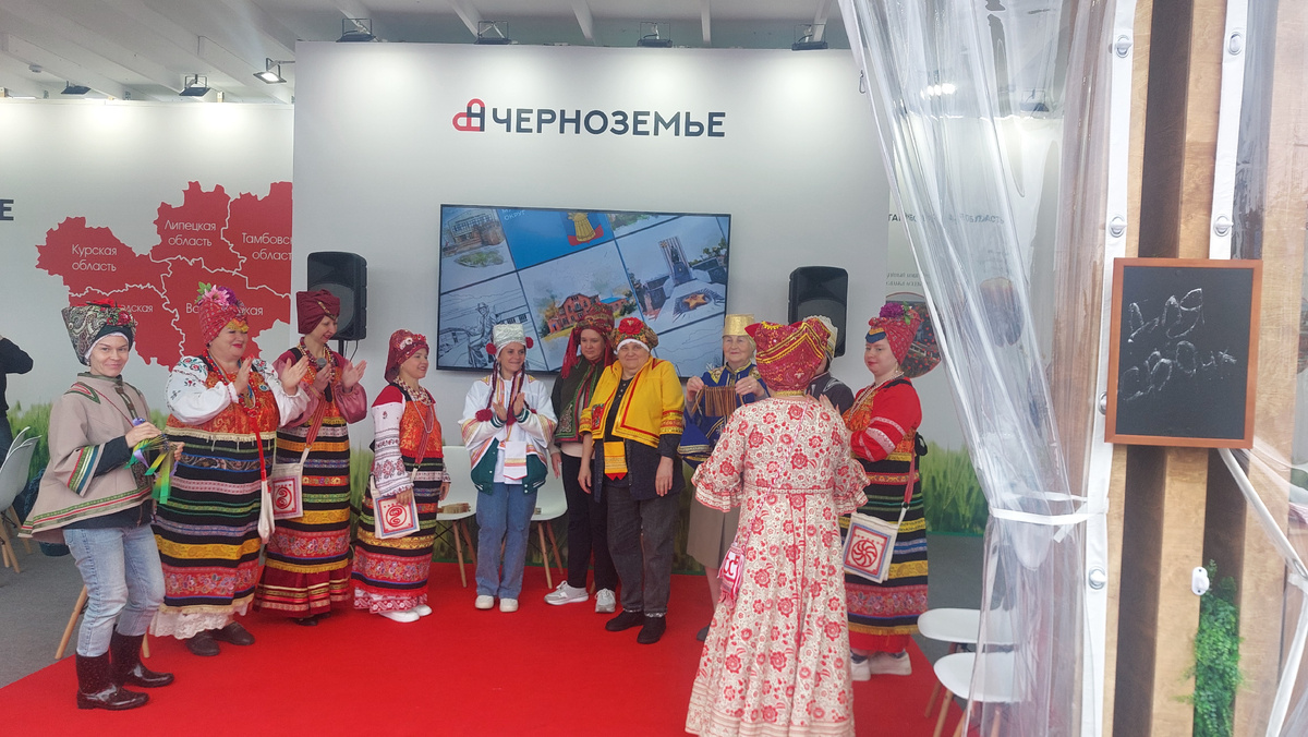 Женщины примеривают платки. Женщины! Им бы только что-нибудь примерить.